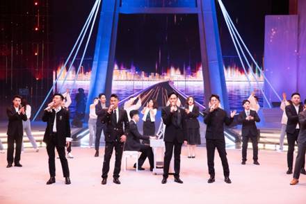 大湾区哥哥站在舞美设计为港珠澳大桥的舞台上，和11位湾区青年合唱