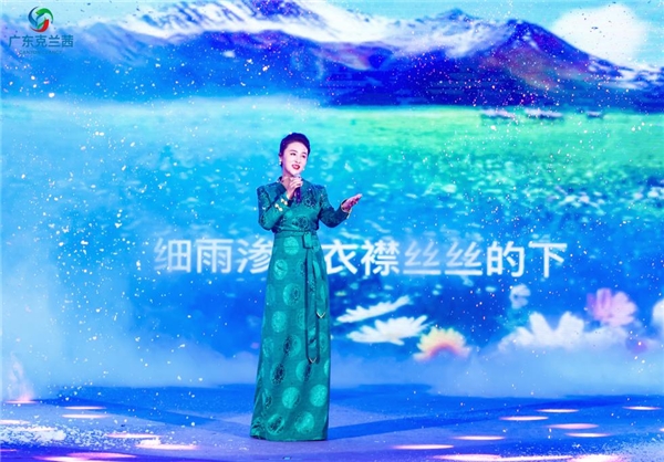 著名歌手杨臣刚空降到场助阵,风靡全球的《老鼠爱大米》快慢串烧响彻舞台,欢呼声、呐喊声顿时包围了整个剧场,震撼人心。